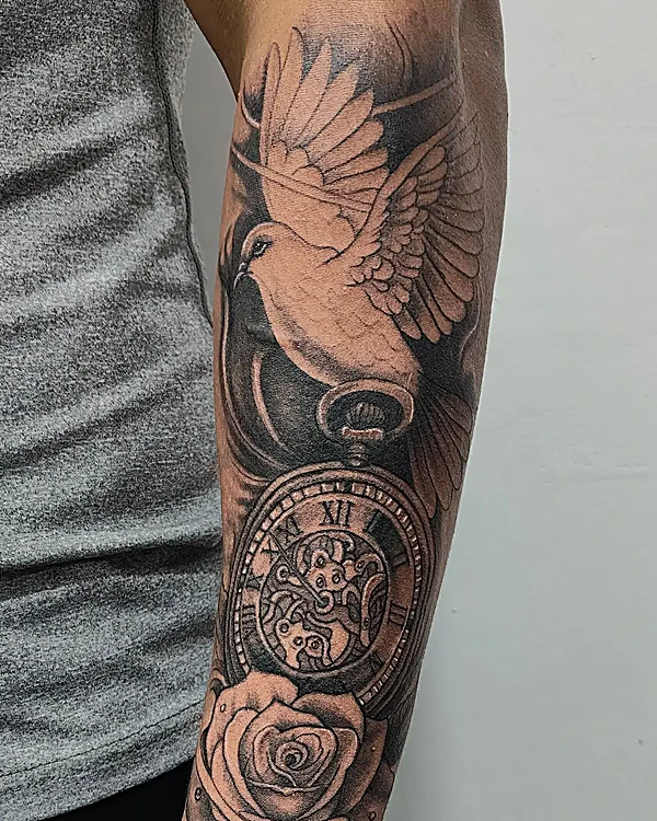 Paloma, reloj de bolsillo y rosa en realismo negro y gris a lo largo del antebrazo
